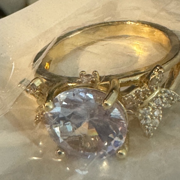 Costume jewelry NWT size 5.5 gold ring with large diamond and two - Picture 1 of 8